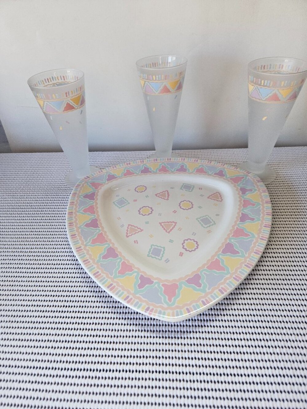 Postmodern dinnerware set pastel colors (G5)